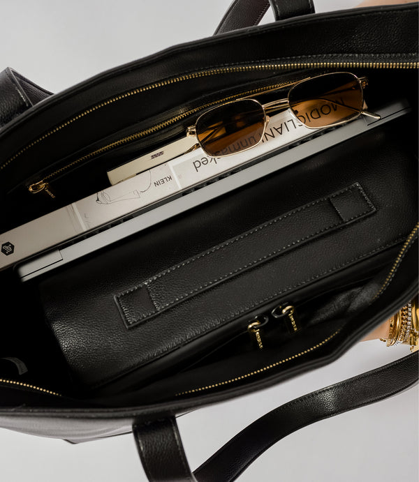 SPAIOUS INTERIOR + ZIP CLOSURE